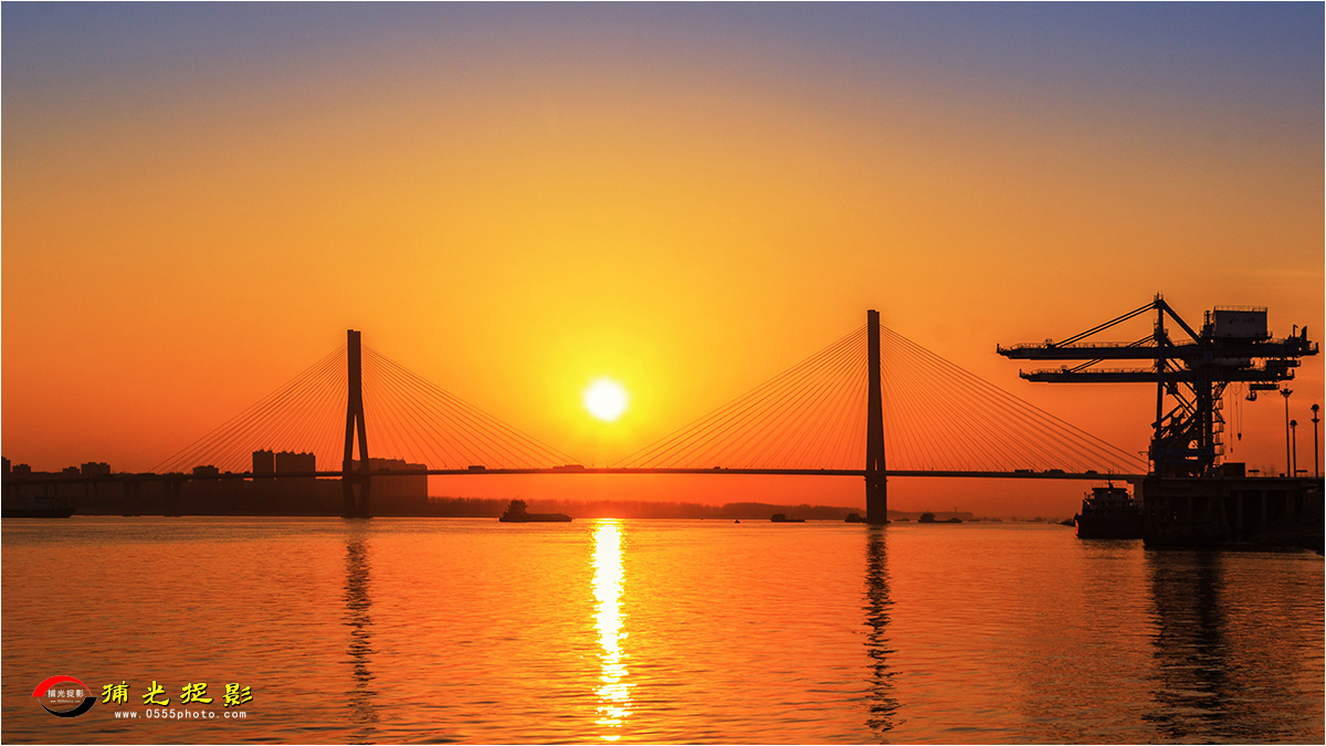 246-3《黄金水道》 李尔滨 拍摄地：安庆 江边码头.jpg