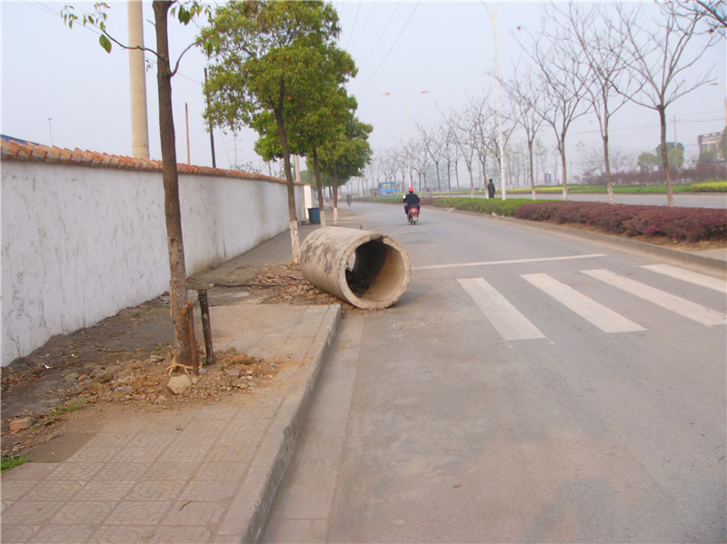 乱堆乱放 葛羊路2011年4月9日.jpg
