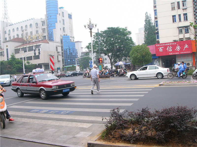 闯红灯 湖南路与佳山路路口 2.jpg