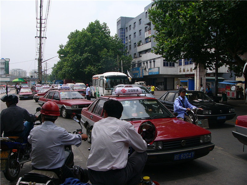 红旗北路长途汽车站马路.jpg